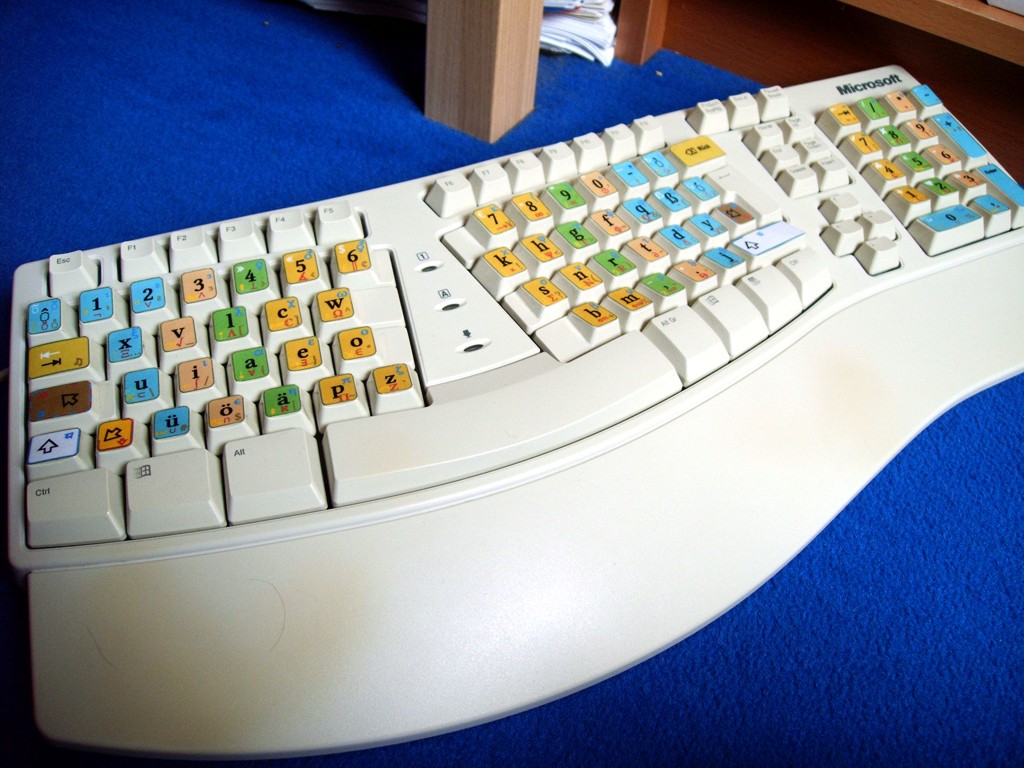 Pascals ergonomische Microsoft-Tastatur wird geschmückt von der mit Tesa aufgeklebten Druckvorlage.